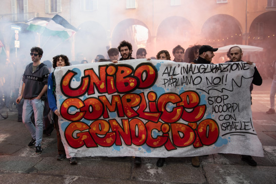 Il corteo dei collettivi mentre sventola uno striscione con scritto "Unibo complice del genocidio" Il corteo dei collettivi mentre sventola uno striscione con scritto "Unibo complice del genocidio"