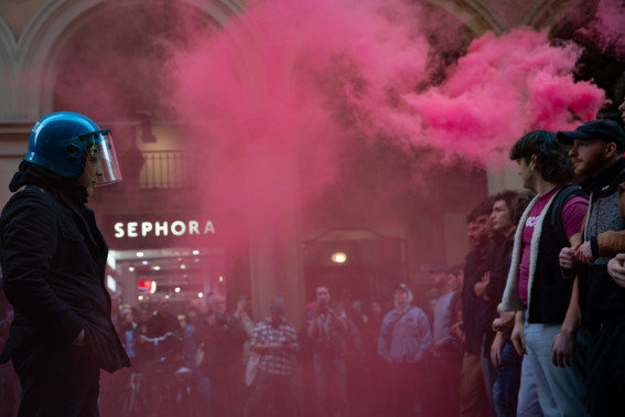Manifestanti di fronte alla Polizia. Manifestanti di fronte alla Polizia.