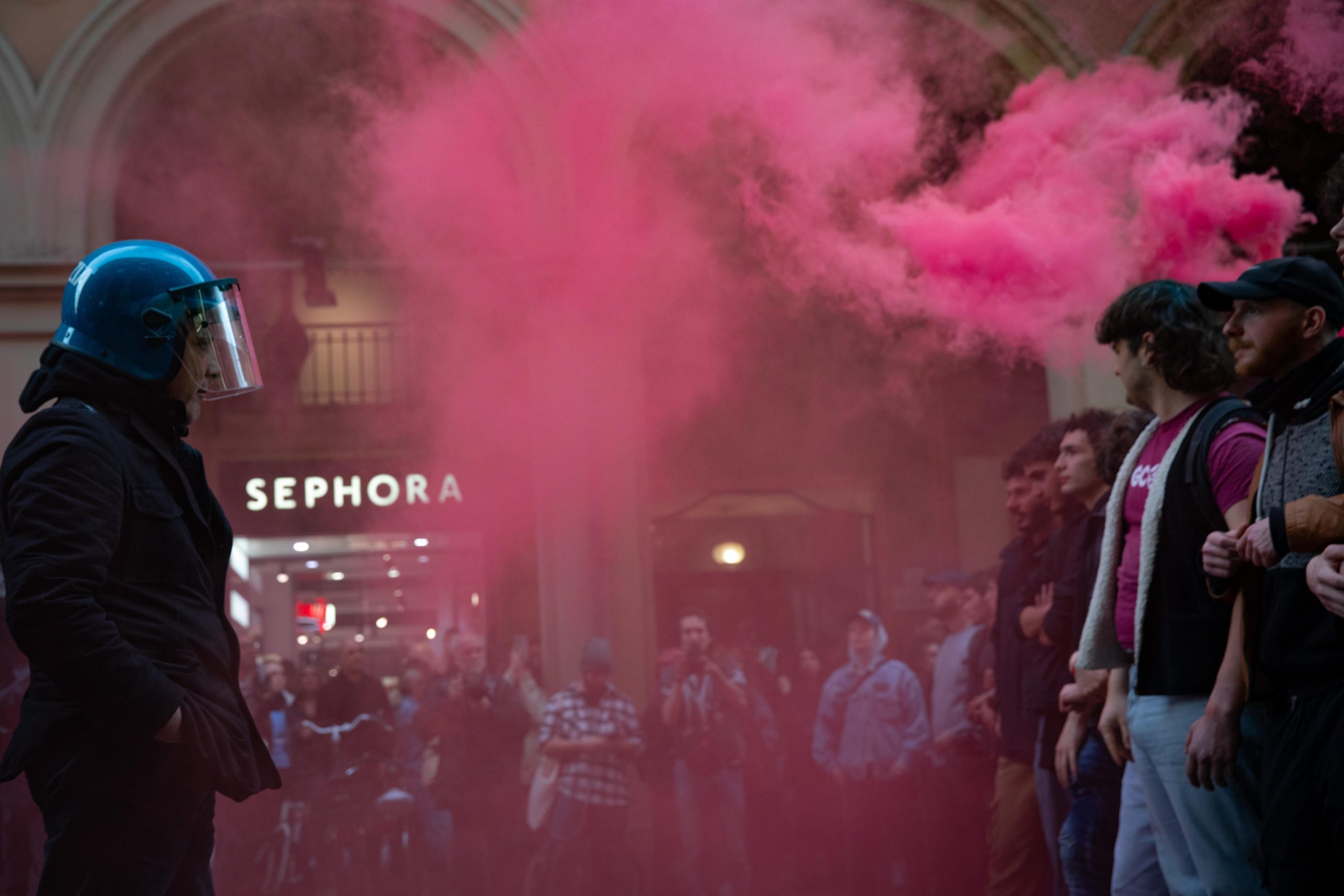 Manifestanti di fronte alla Polizia. Manifestanti di fronte alla Polizia.