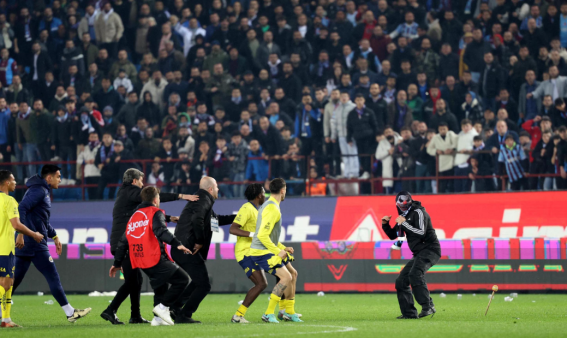 Un tifoso mascherato intimorisce alcuni giocatori del Fenerbahce Un tifoso mascherato intimorisce alcuni giocatori del Fenerbahce