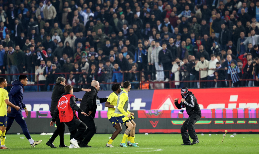 Un tifoso mascherato intimorisce alcuni giocatori del Fenerbahce Un tifoso mascherato intimorisce alcuni giocatori del Fenerbahce