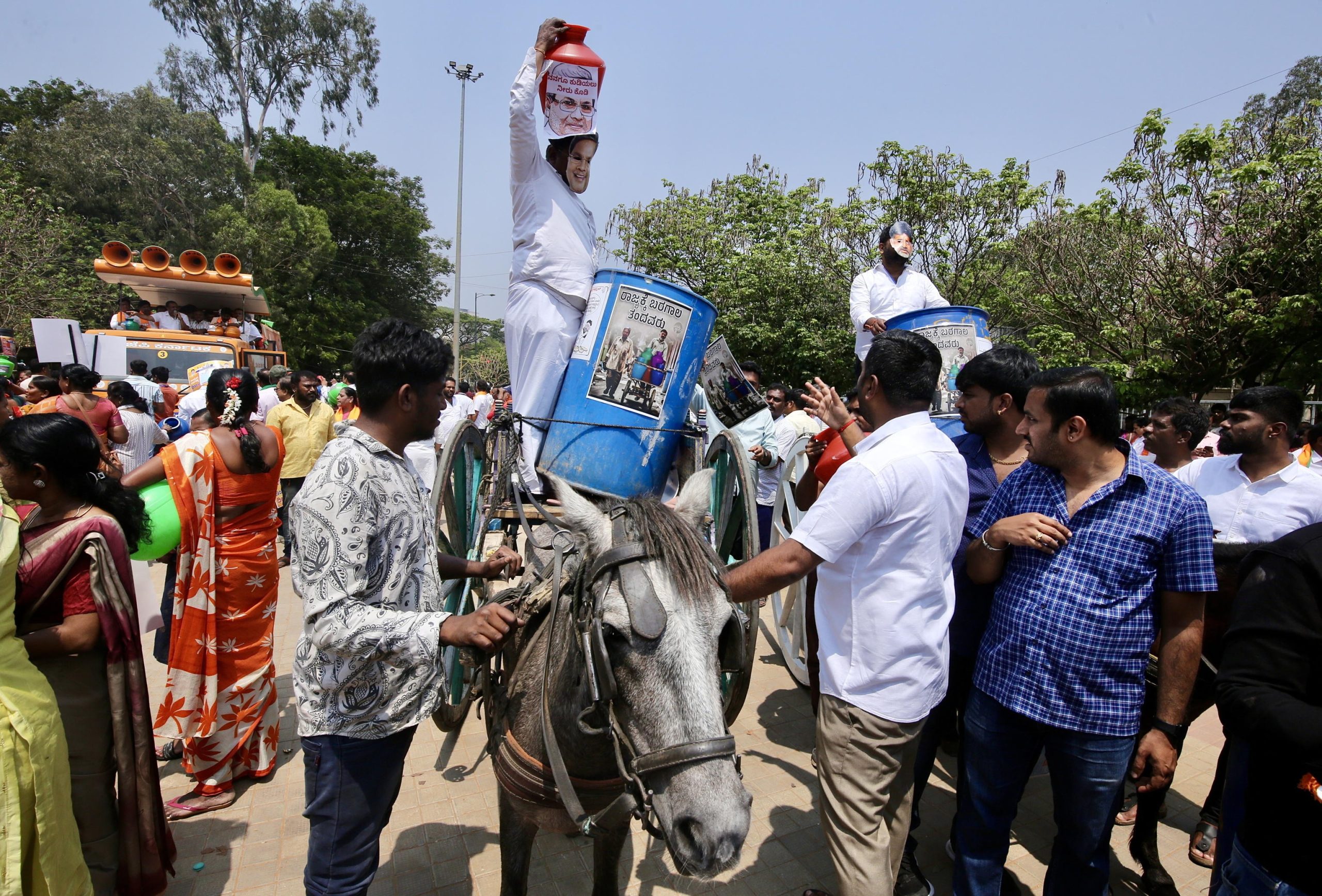 Anche molti uomini hanno preso parte alla mobilitazione nella periferia di Bangalore Anche molti uomini hanno preso parte alla mobilitazione nella periferia di Bangalore