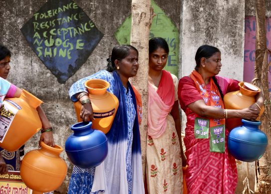 Alcune sostenitrici del Bharatiya Janata Party portano con loro vasi di plastica vuoti Alcune sostenitrici del Bharatiya Janata Party portano con loro vasi di plastica vuoti