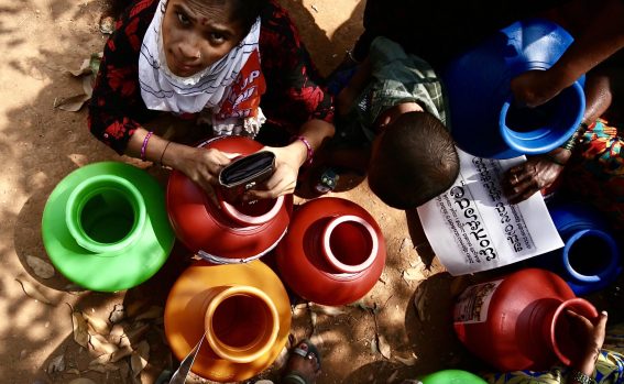 Alcuni giovani partecipanti prendono parte alla mobilitazione nello stato indiano del Karnataka Alcuni giovani partecipanti prendono parte alla mobilitazione nello stato indiano del Karnataka