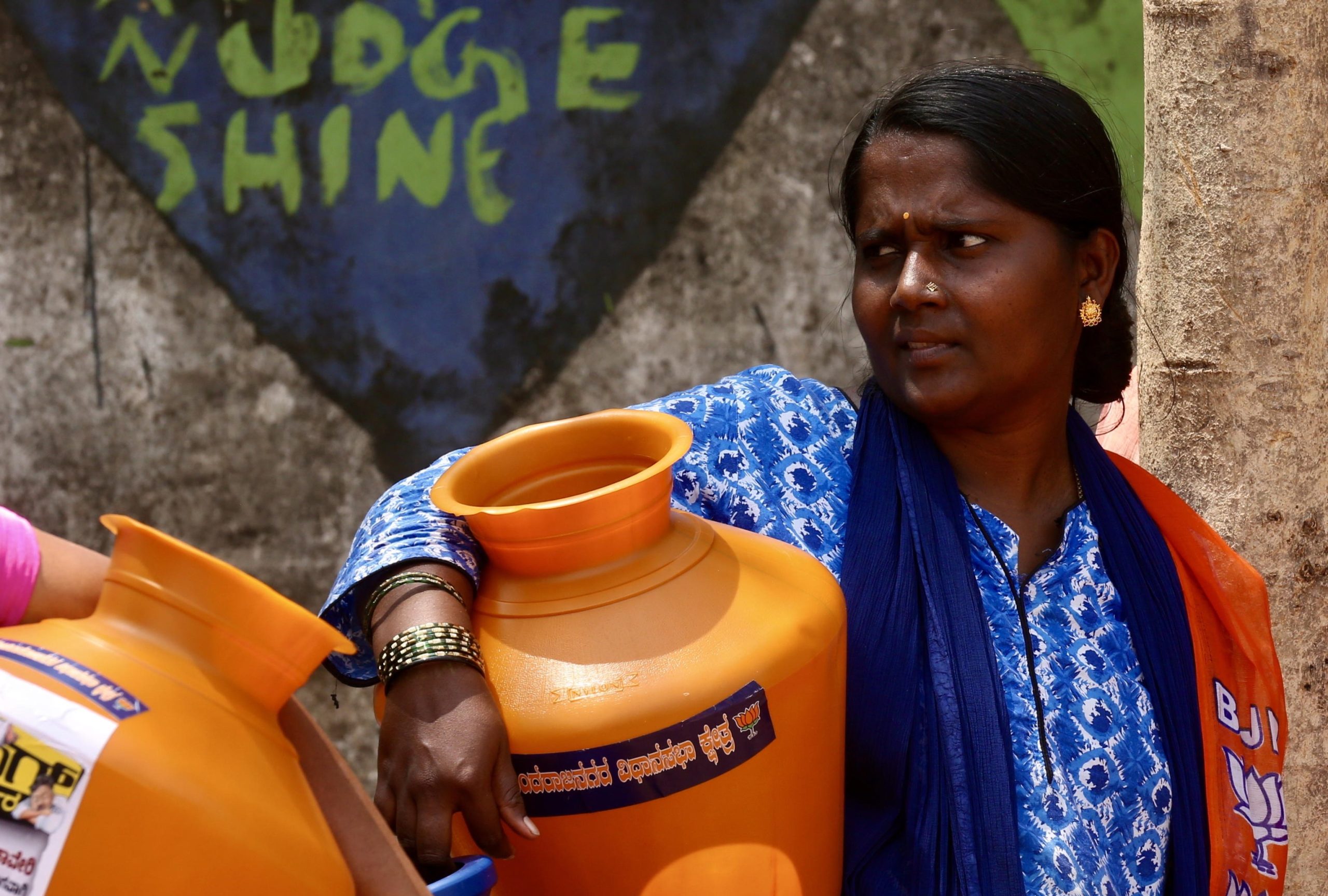 Una sostenitrice del Bharatiya Janata Party tiene in mano un vaso di plastica vuoto a Bangalore, in India Una sostenitrice del Bharatiya Janata Party tiene in mano un vaso di plastica vuoto a Bangalore, in India