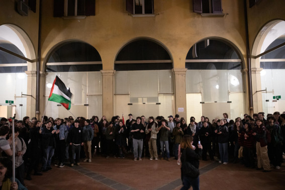 I manifestanti occupano l'Università di Bologna, per l'apertura dell'anno accademico. I manifestanti occupano l'Università di Bologna, per l'apertura dell'anno accademico.