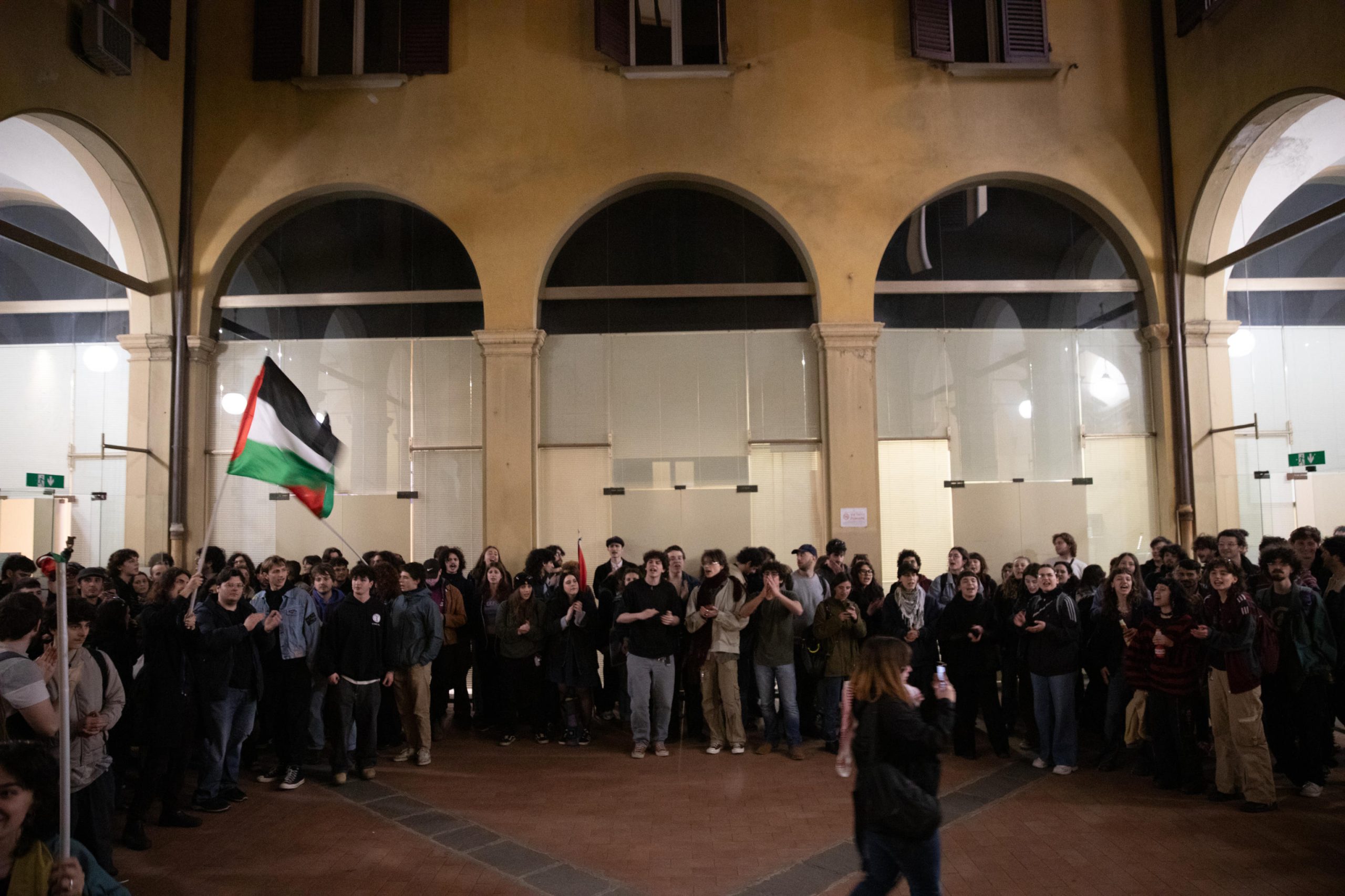 I manifestanti occupano l'Università di Bologna, per l'apertura dell'anno accademico. I manifestanti occupano l'Università di Bologna, per l'apertura dell'anno accademico.
