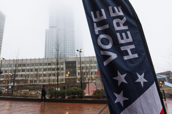 Un cartello guida i residenti di Boston verso un seggio elettorale durante il Super Tuesday Un cartello guida i residenti di Boston verso un seggio elettorale durante il Super Tuesday