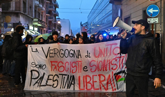 Uno striscione del corteo pro Palestina in direzione del presidio della comunità ebraica a Torino Uno striscione del corteo pro Palestina in direzione del presidio della comunità ebraica a Torino