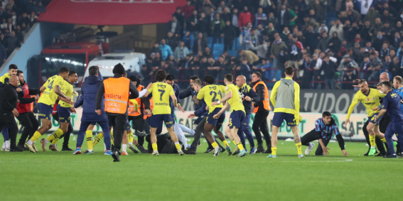 I giocatori del Fenerbahce circondano gli aggressori trattenuti dalla sicurezza dello stadio