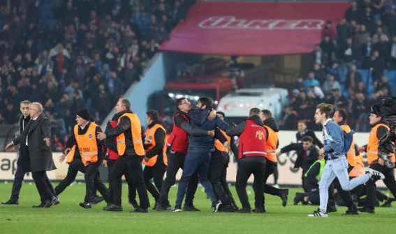La sicurezza dello stadio tenta di tenere i tifosi lontani dai giocatori del Fenerbahce La sicurezza dello stadio tenta di tenere i tifosi lontani dai giocatori del Fenerbahce