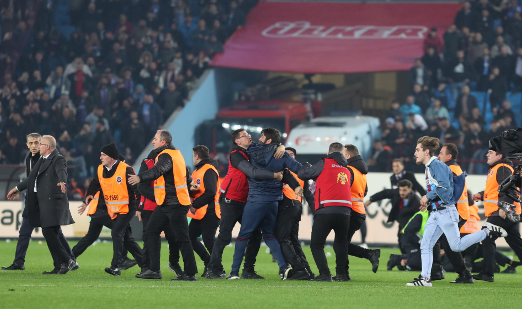 La sicurezza dello stadio tenta di tenere i tifosi lontani dai giocatori del Fenerbahce La sicurezza dello stadio tenta di tenere i tifosi lontani dai giocatori del Fenerbahce
