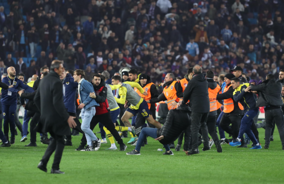 I tifosi del Trabzonspor invadono il campo inseguendo di giocatori del Fenerbahce I tifosi del Trabzonspor invadono il campo inseguendo di giocatori del Fenerbahce