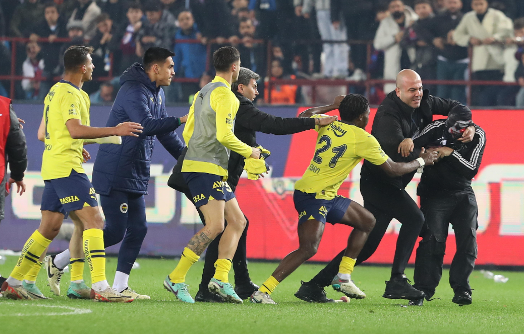 I calciatori aiutano la sicurezza a bloccare gli aggressori I calciatori aiutano la sicurezza a bloccare gli aggressori