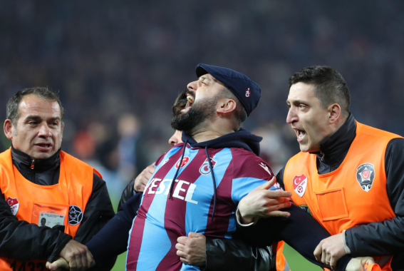 Un tifoso del Trabzonspor urla dopo essere stato fermato dalla sicurezza dello stadio Un tifoso del Trabzonspor urla dopo essere stato fermato dalla sicurezza dello stadio