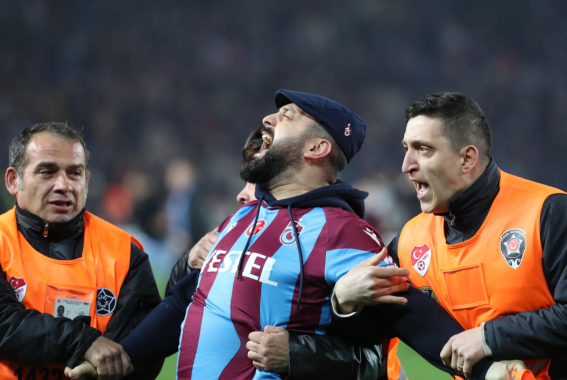 Un tifoso del Trabzonspor urla dopo essere stato fermato dalla sicurezza dello stadio