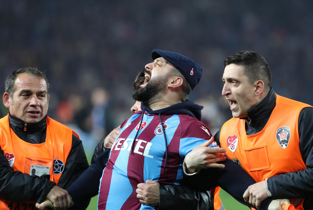 Un tifoso del Trabzonspor urla dopo essere stato fermato dalla sicurezza dello stadio Un tifoso del Trabzonspor urla dopo essere stato fermato dalla sicurezza dello stadio