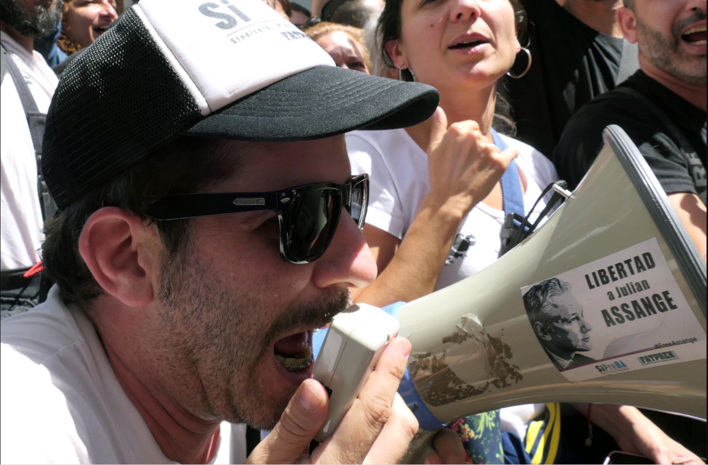 Un uomo parla in un megafono durante la manifestazione indetta dai lavoratori dell'agenzia di stampa statale Telam Un uomo parla in un megafono durante la manifestazione indetta dai lavoratori dell'agenzia di stampa statale Telam