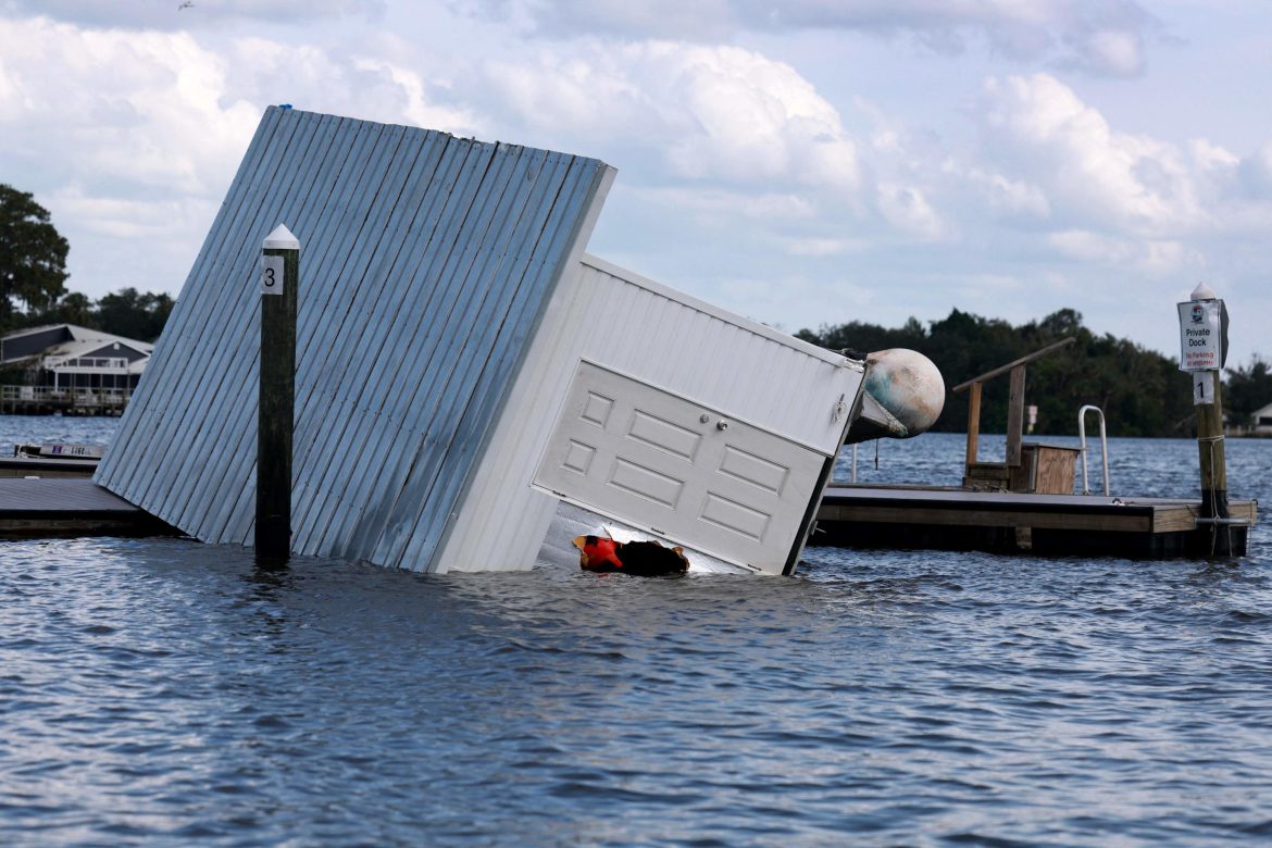 Un edificio dopo il passaggio di Helene a Crystal River, in Florida