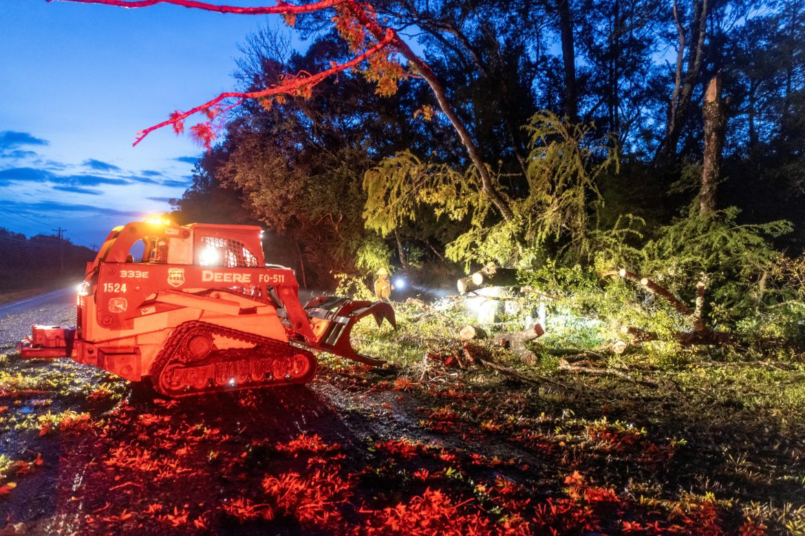Gli addetti ai servizi forestali rimuovono alcuni alberi abbattuti dall'uragano Helene a Cedar Key. Nei giorni scorsi la tempesta si è abbattuta sul Golfo della Florida, lasciando milioni di case senza energia.