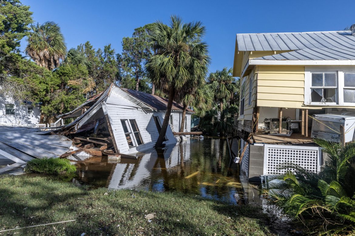 Alcuni danni causati dall'uragano Helene a Cedar Key, Florida.