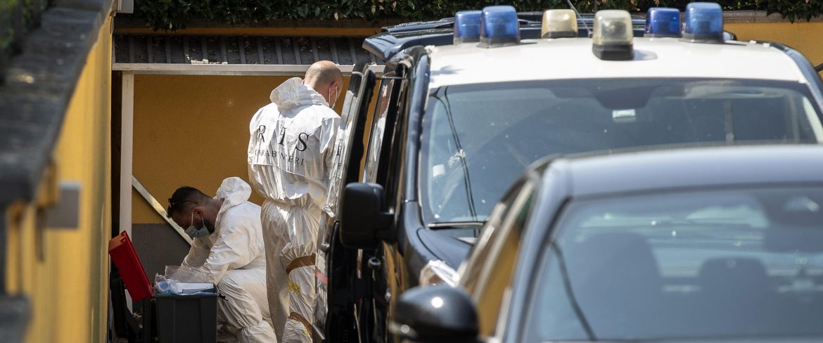 I Ris di Parma al lavoro davanti alla villa