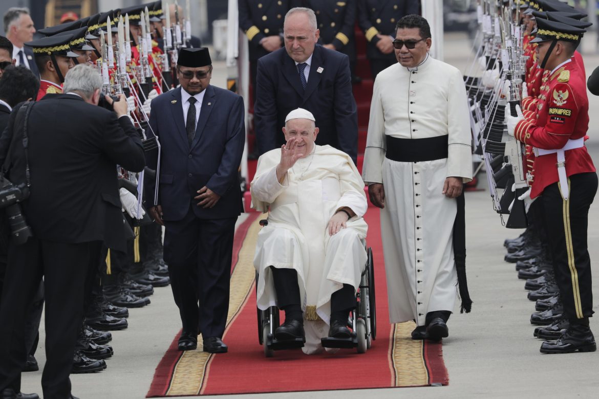 Papa Francesco sarà in visita apostolica in Indonesia fino al 6 settembre. incontrerà i leader interreligiosi alla Moschea di Istiqlal a Jakarta, la più grande del sud-est asiatico.