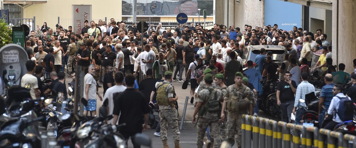 Soldati libanesi e membri di Hezbollah si riuniscono all'esterno dell'American University of Beirut Medical Center (AUBMC) dopo un incidente che ha coinvolto i dispositivi wireless dei membri di Hezbollah a Beirut, Libano, 17 settembre 2024 | Foto Ansa
