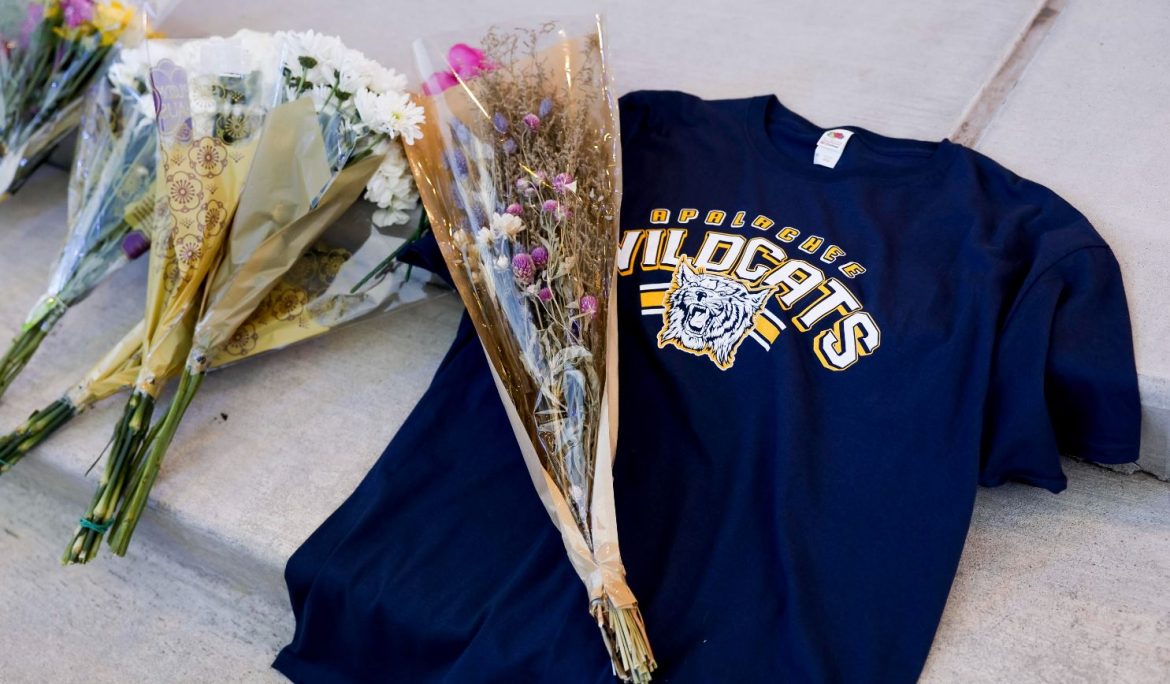 fiori e magliette vittime sparatoria