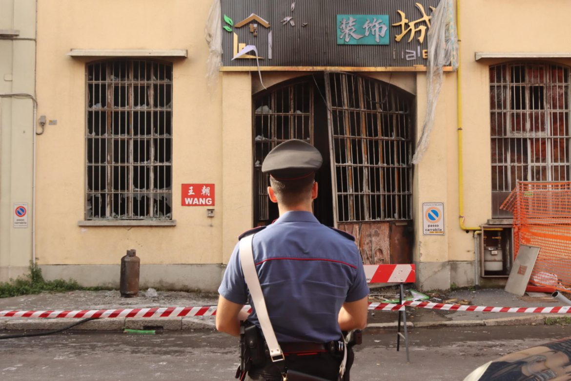 L'intervento dei Vigili del fuoco e dei Carabinieri nell'emporio