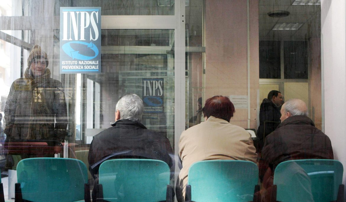 Pensionati in attesa presso un ufficio INPS di Napoli in una immagine di archivio | Foto Ansa