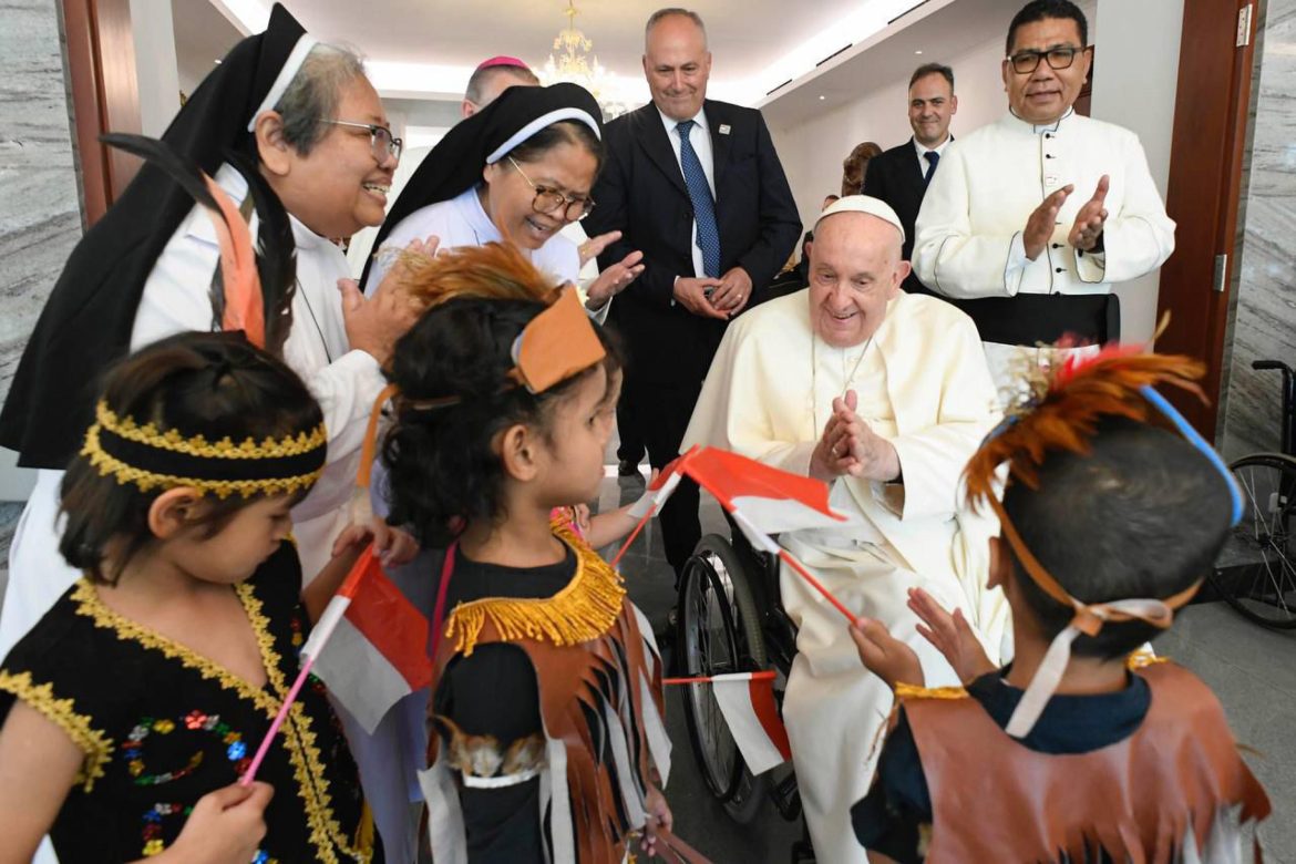 Alcuni dei bambini accolti dalla congregazione delle suore domenicane indonesiane durante l'incontro con Papa Francesco