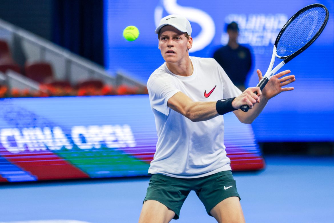 Jannik Sinner sul campo al torneo China Open di Pechino | Foto Ansa Jannik Sinner sul campo al torneo China Open di Pechino | Foto Ansa