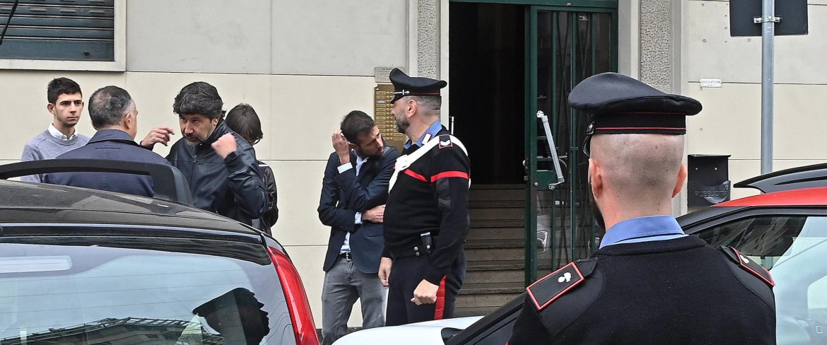 UCCIDE L’EX MOGLIE CON UNA COLTELLATA DAVANTI AI FIGLI
