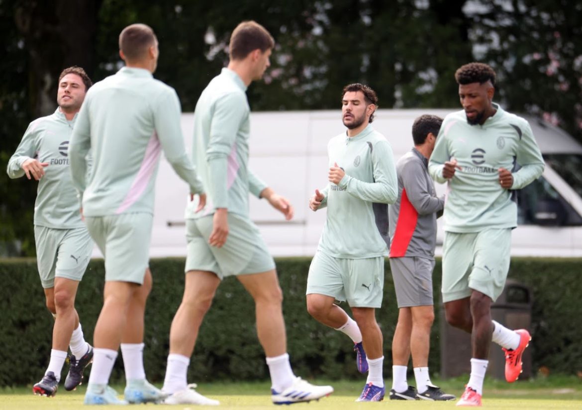 I giocatori dell'AC Milan durante l'allenamento al Centro Sportivo di Milanello