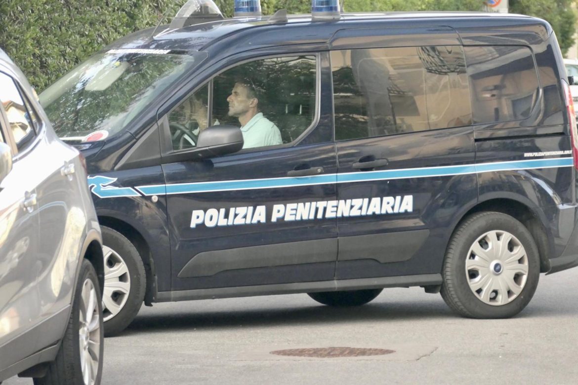 Uccide rapinatore Viareggio suv