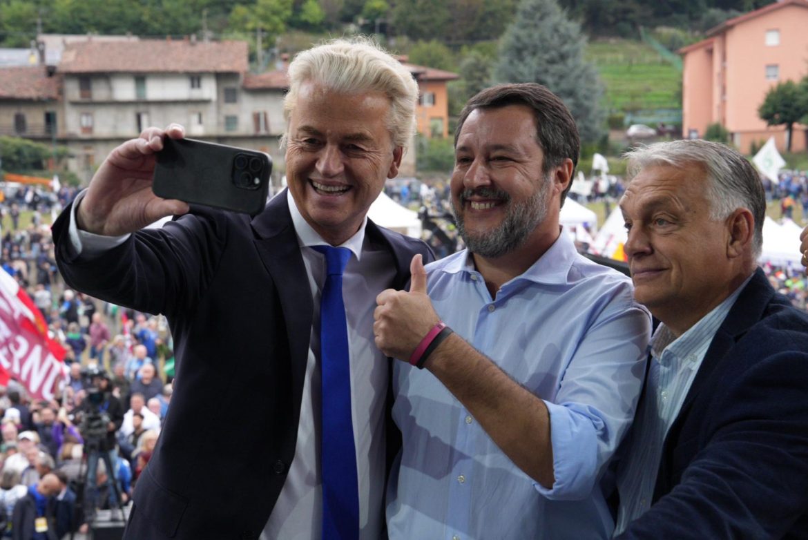 Il segretario della Lega, Matteo Salvini, con Viktor Orban, primo ministro ungherese e leader di Fidesz, al raduno di Pontida