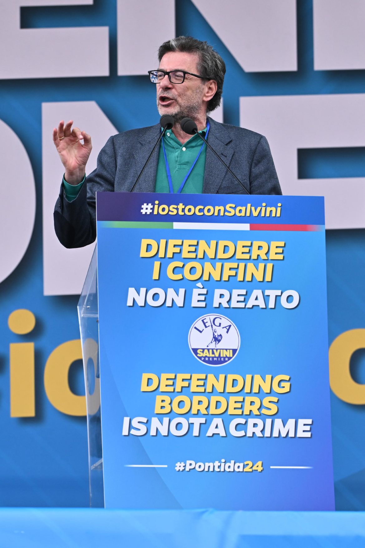 A Pontida slogan, “Italia non e’ una” e “Giu’ le mani da Salvini”