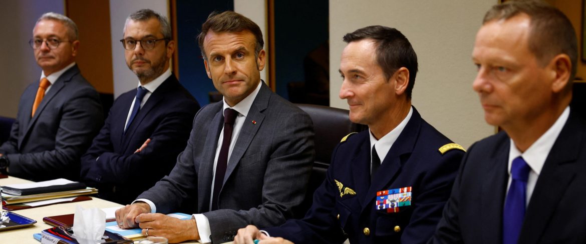 Il presidente francese Macron al consiglio di difesa all’Eliseo | Foto Ansa Il presidente francese Macron al consiglio di difesa all'Eliseo | Foto Ansa