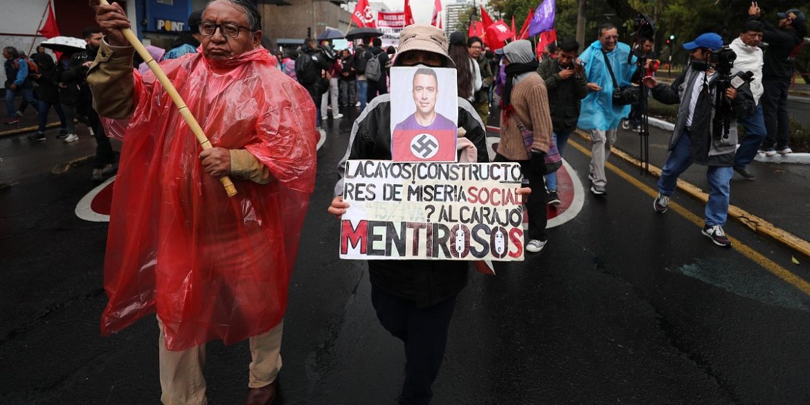 Ecuador-2 Durante la marcia i manifestanti mostrano cartelli con slogano contro il presidente Daniel Noboa e cartelli che lo ritraggono accanto a delle svastiche | Foto Ansa