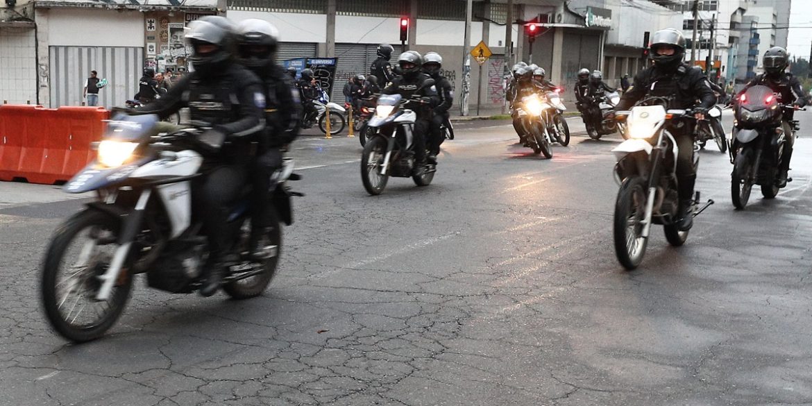 Ecuador-3 Agenti della polizia ecuadoregna accorrono in moto e altri mezzi durante le proteste di ieri nella capitale | Foto Ansa