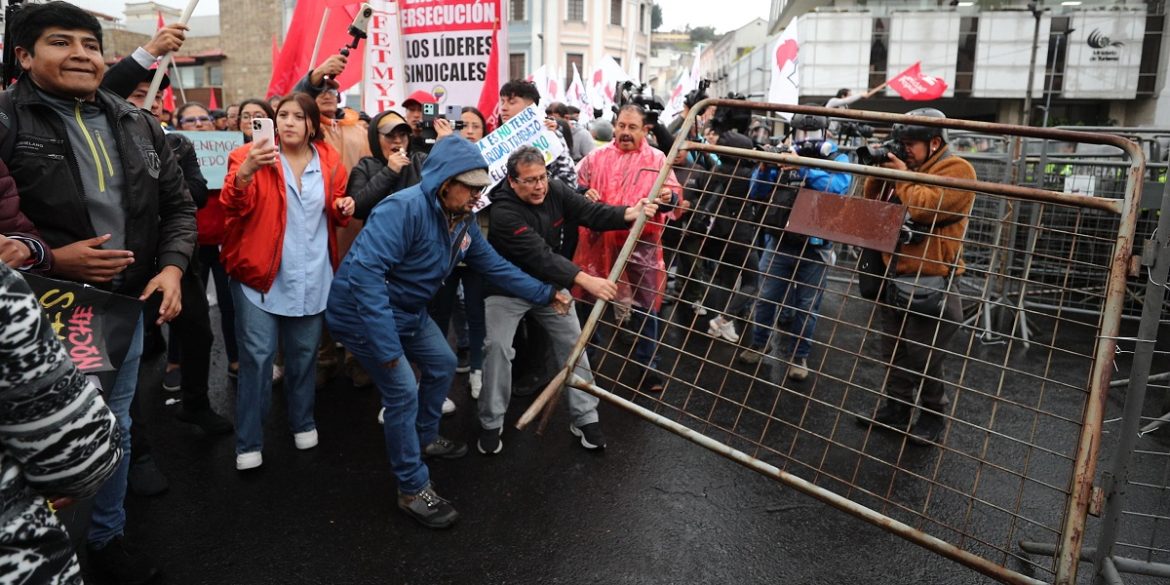 Ecuador-4 I manifestanti sfidano il blocco della polizia ecuadoregna disposto per impedire il loro arrivo al palazzo presidenziale | Foto Ansa