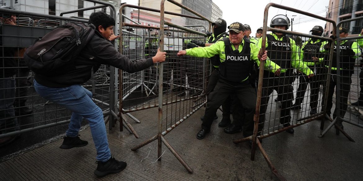 Ecuador-5 I manifestanti proseguono gli scontri con le forze dell'ordine nel tentativo di forzare il blocco che impedisce loro di giungere al palazzo presidenziale | Foto Ansa
