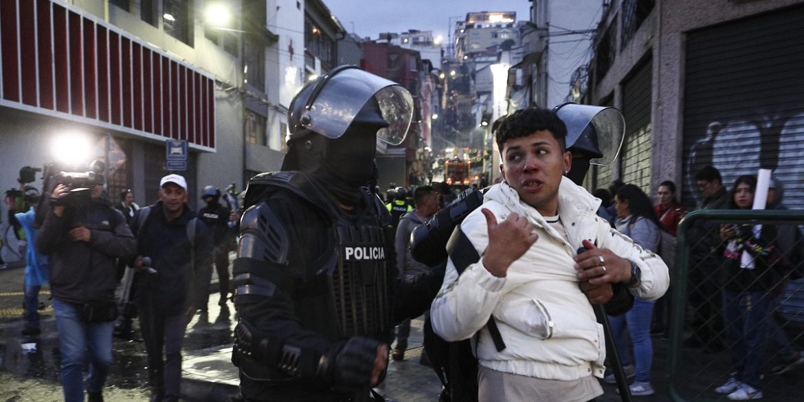 Ecuador-8 Un agente della polizia ecuadoregna arresta un manifestante a seguito degli scontri avvenuti durante la marcia di protesta contro il presidente Noboa | Foto Ansa