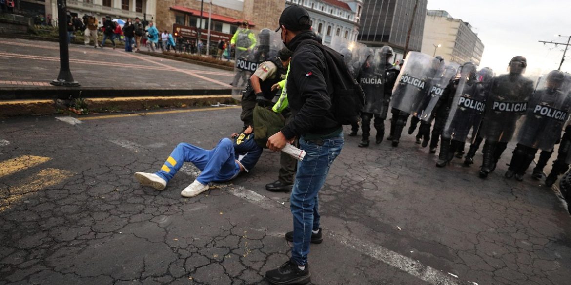 Ecuador-9 Un manifestante a terra viene arrestato dalla polizia ecuadoregna a seguito degli scontri avvenuti durante la marcia di protesta acuita dalla crisi energetica che sta attraversando il paese | Foto Ansa