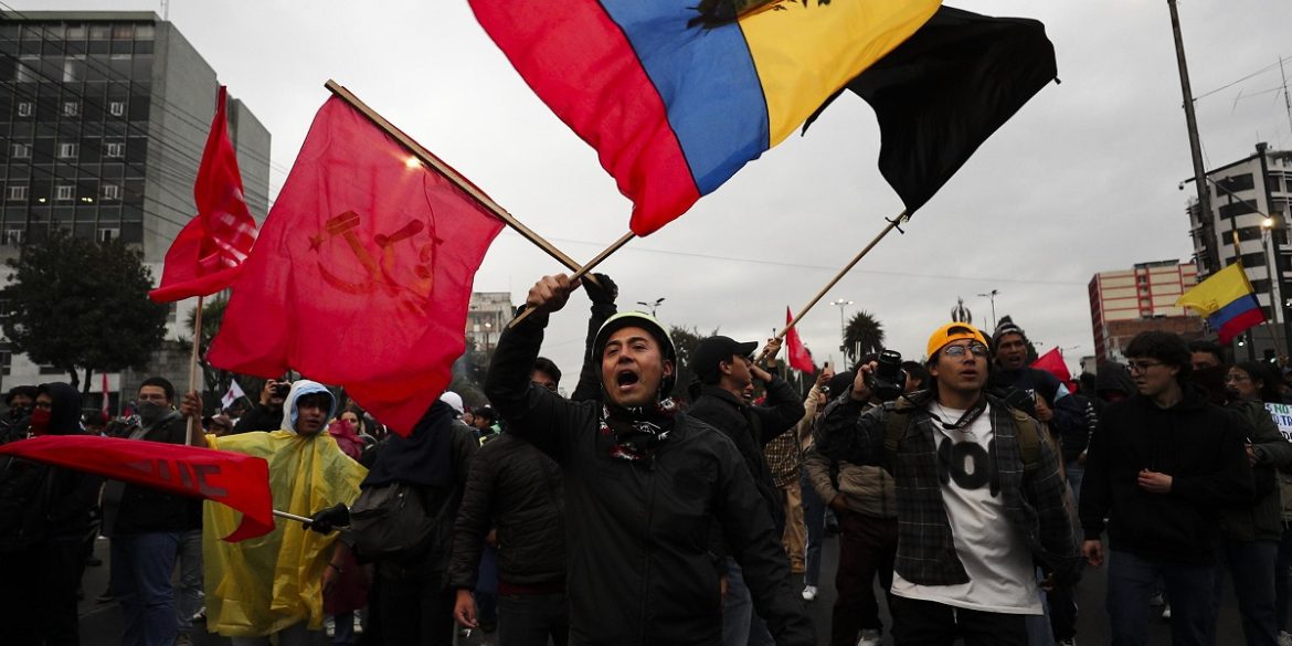 Ecuador-copertina Dimostranti sventolano bandiere durante la marcia a Quito contro il governo del presidente ecuadoregno Daniel Noboa | Foto Ansa