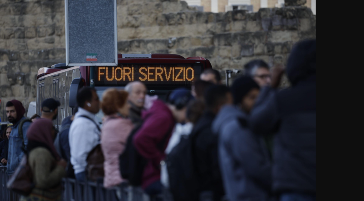 Disagi durante lo sciopero dei mezzi di trasporto oggi. Roma, 8 novembre. Foto | Ansa