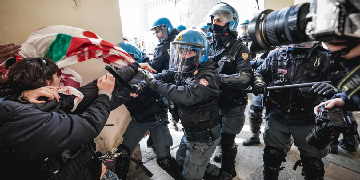 Scontri tra studenti e forze di polizia a Torino