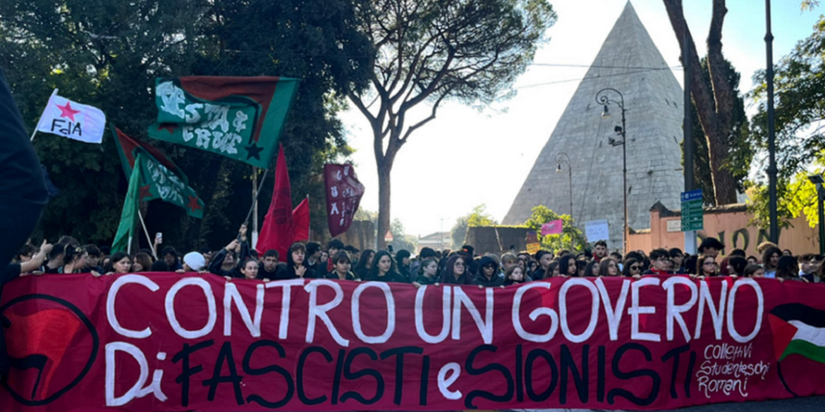 Striscione contro governo