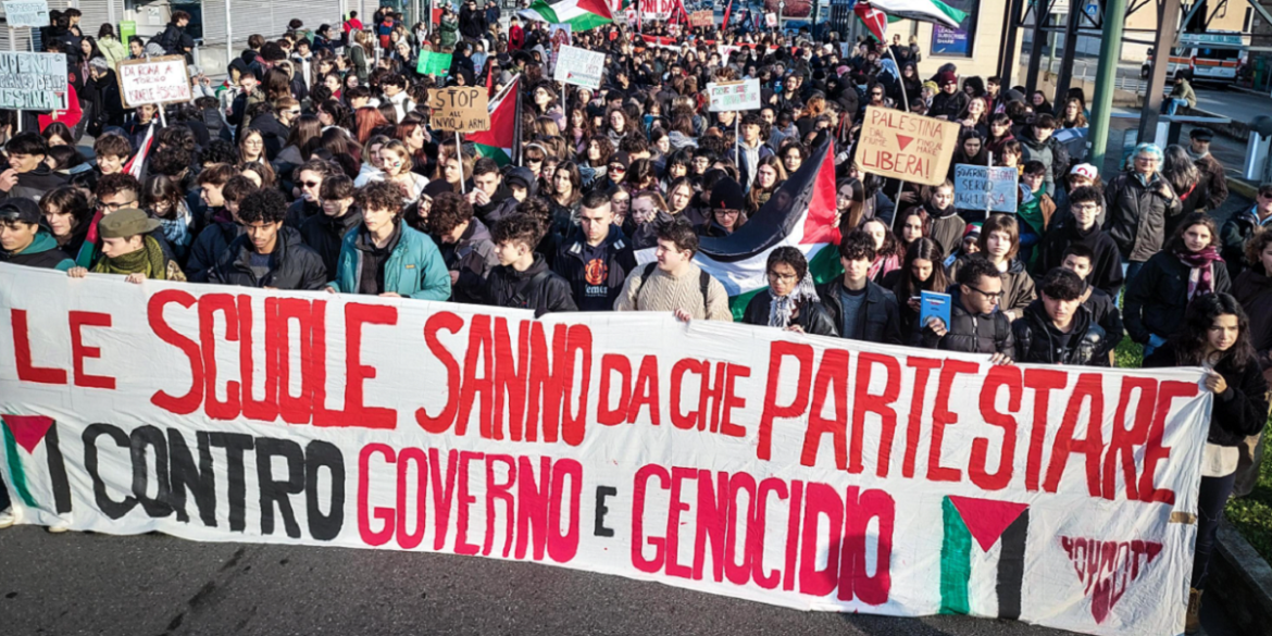 Striscione scuole sanno da che parte stare